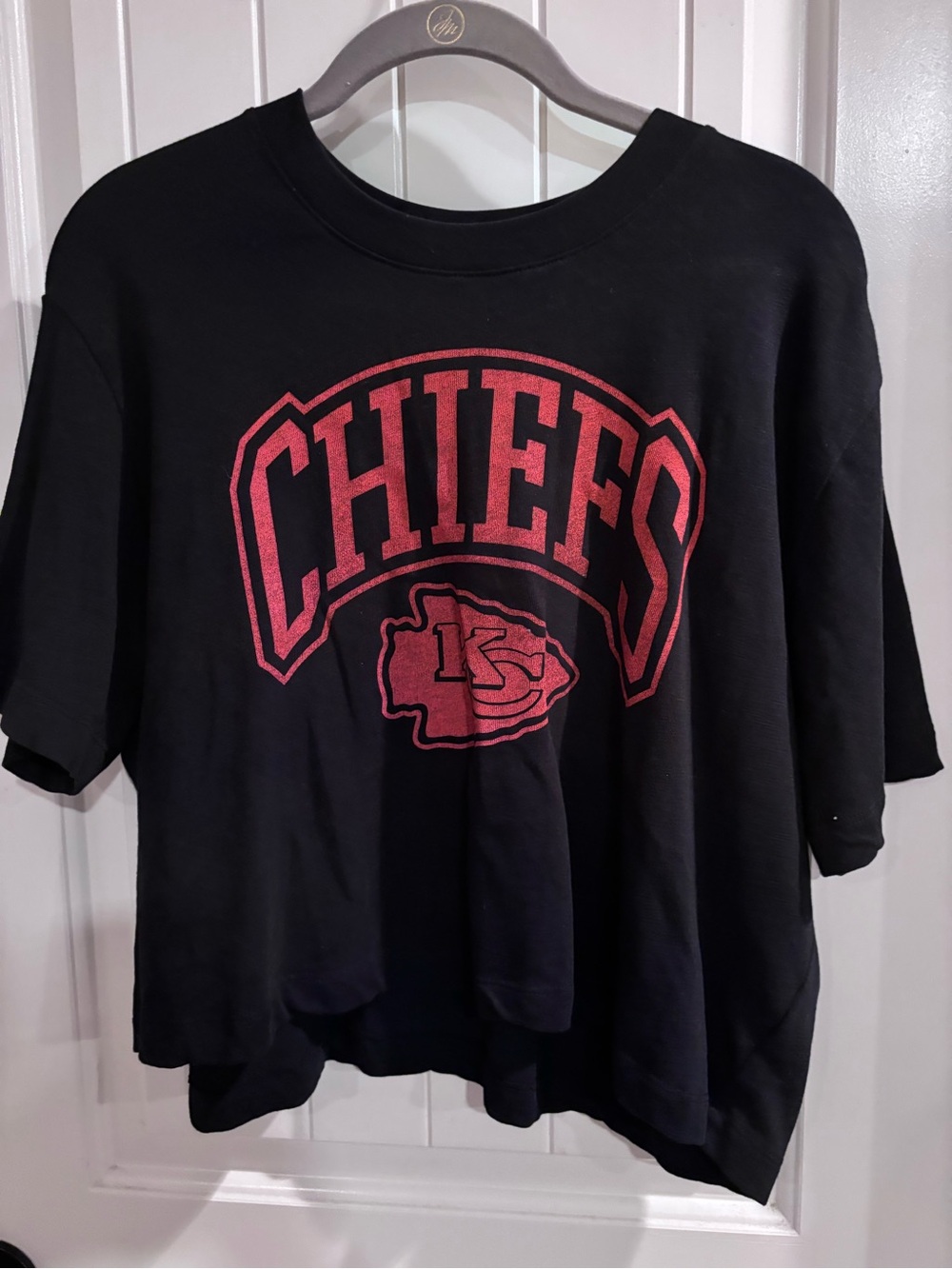 Junk Food Clothing Black Crop Tee with Red Chiefs Logo
